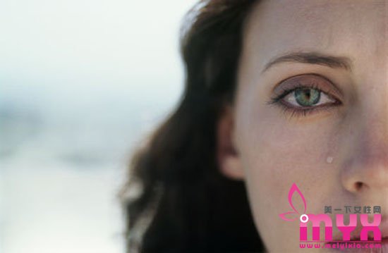 女生爱哭的原因 为什么女生爱用掉眼泪来表达情绪