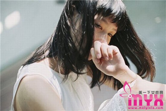 女生爱哭的原因 为什么女生爱用掉眼泪来表达情绪