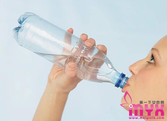 一招就搞定的瘦脸好方法 矿泉水瓶瘦脸大法走起