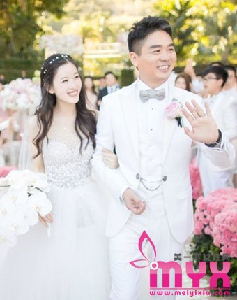 baby的经典盘发造型PK奶茶妹的清爽编发 哪个更美？