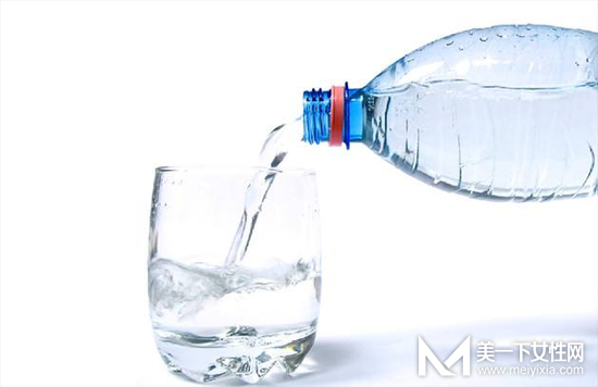 用矿泉水敷脸好吗 用矿泉水敷脸的正确方法是什么