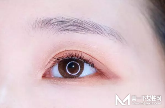倒影眼线的画法教程图解 减龄又显眼睛大眼妆get起来