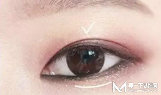 森女系眼妆画法步骤图解 内双也能画出清新森女眼妆