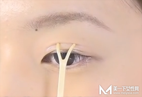 双眼皮胶水怎么用才正确 双眼皮胶水怎么洗不伤皮肤