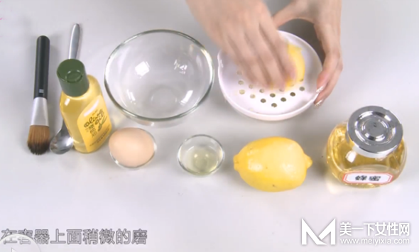 DIY柠檬蜂蜜面膜 吸出油脂锁住水份（附步骤图）