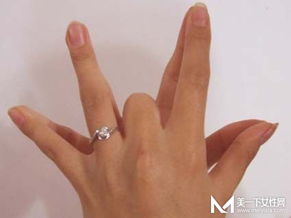 带错位置惹人笑话 戒指的戴法和意义你真的懂吗？