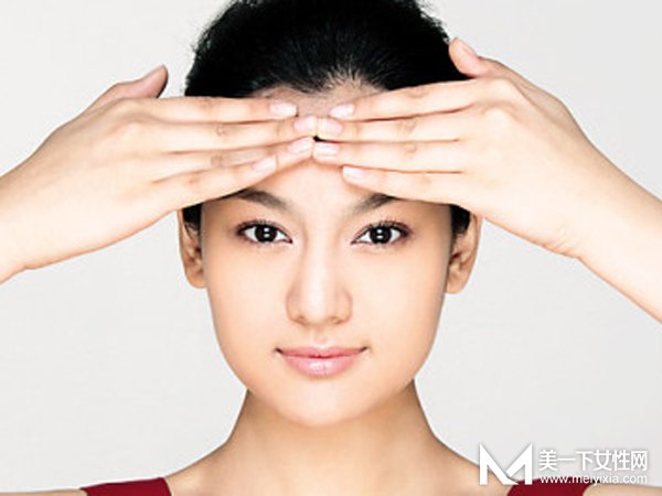 抬头纹形成的原因 怎样消除抬头纹
