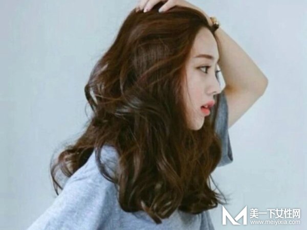卷发该怎么打理自然又好看 4步教你秒变女神