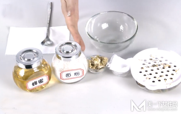 DIY菊花蜂蜜滋润唇膜 3元钱成本5分钟时间 24小时水润动人！