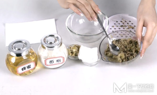 DIY菊花蜂蜜滋润唇膜 3元钱成本5分钟时间 24小时水润动人！
