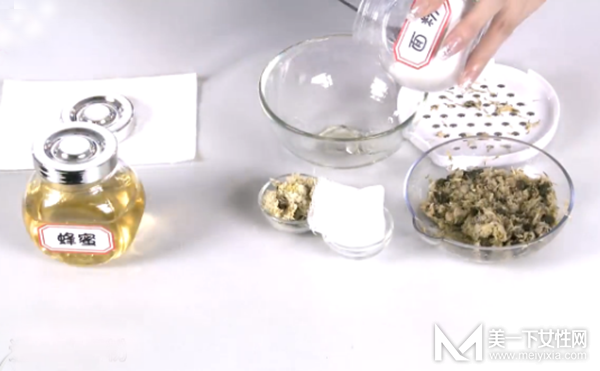 DIY菊花蜂蜜滋润唇膜 3元钱成本5分钟时间 24小时水润动人！