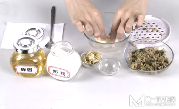 DIY菊花蜂蜜滋润唇膜 3元钱成本5分钟时间 24小时水润动人！