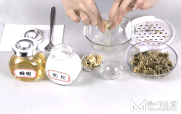 DIY菊花蜂蜜滋润唇膜 3元钱成本5分钟时间 24小时水润动人！