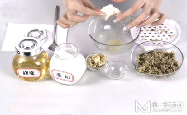 DIY菊花蜂蜜滋润唇膜 3元钱成本5分钟时间 24小时水润动人！