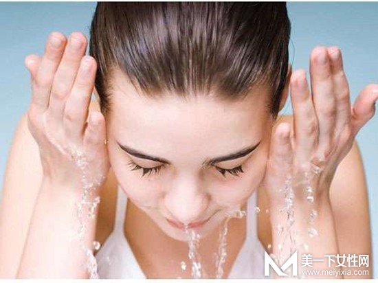雅漾喷雾的正确用法，雅漾喷雾和爽肤水的区别