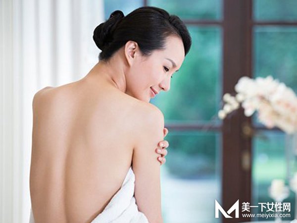 背后长痘痘是什么原因 背后长痘痘应该怎么办