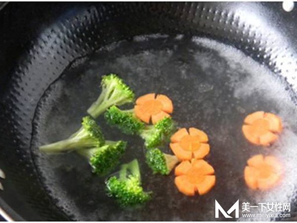 如何自己在家煎牛排 只需八步轻松搞定
