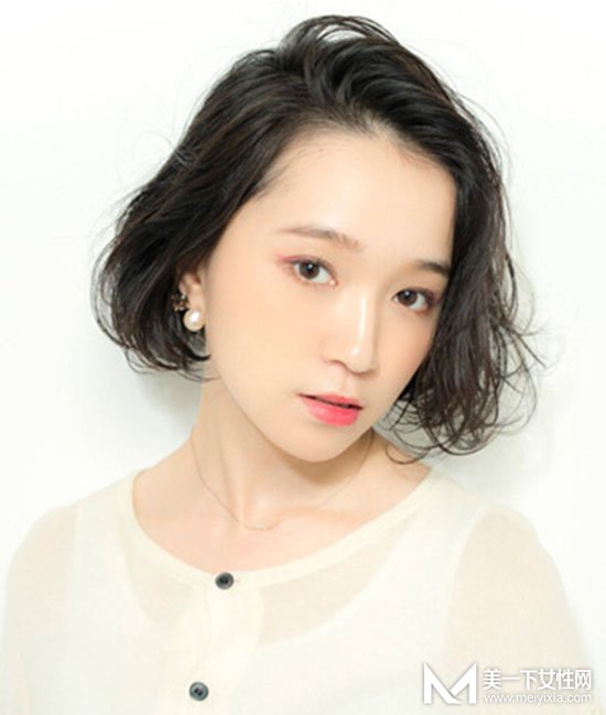大饼脸适合什么发型 完美修颜的6款短发打造V脸