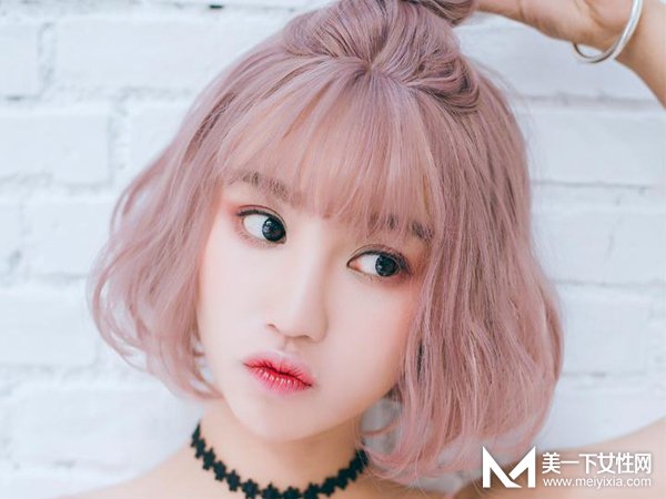 头发多的女生适合烫什么发型 秋天该给自己换个什么发型