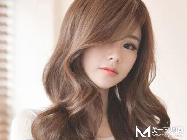 头发多的女生适合烫什么发型 秋天该给自己换个什么发型