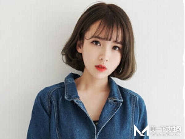 头发多的女生适合烫什么发型 秋天该给自己换个什么发型