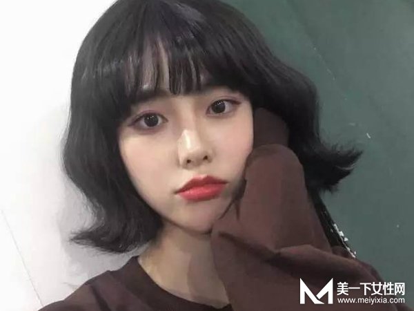 头发多的女生适合烫什么发型 秋天该给自己换个什么发型