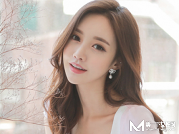 头发多的女生适合烫什么发型 秋天该给自己换个什么发型