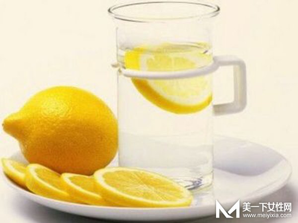 柠檬片泡水的功效与作用是什么 柃檬片泡水的副作用是什么