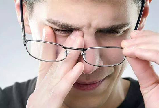 眼睛干涩是怎么回事？眼睛干涩应该怎么办呢？
