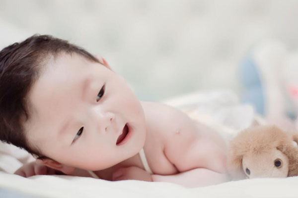 婴儿吃奶粉后大便干燥 原来宝宝吃奶粉还有这些讲究