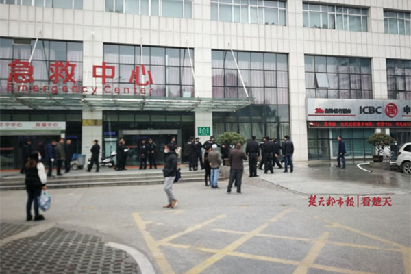 武汉被捅医生转到重症室 嫌疑人曾某跳楼身亡