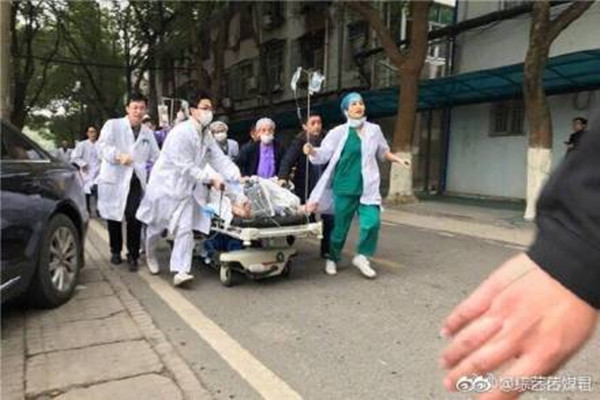 武汉被捅医生转到重症室 嫌疑人曾某跳楼身亡