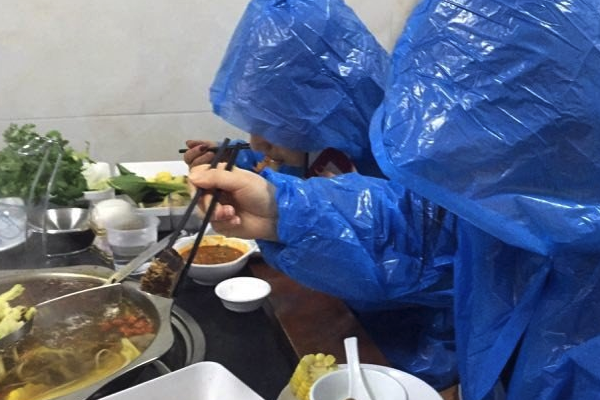 自带雨衣吃火锅 这样吃火锅堪称吃货届高手