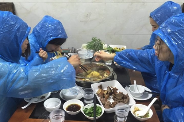 自带雨衣吃火锅 这样吃火锅堪称吃货届高手