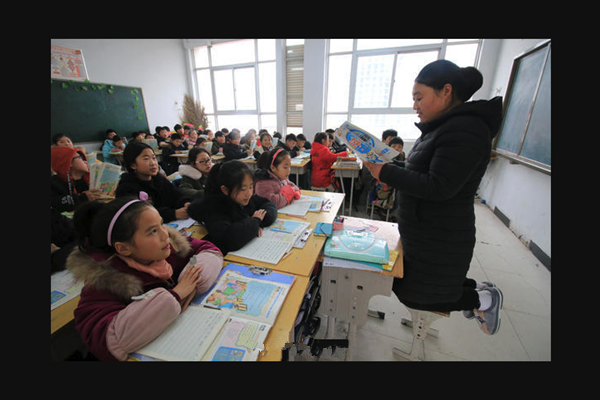 女老师跪凳上讲课 满满正能量被喷作秀