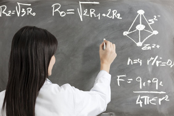 女老师跪凳上讲课 满满正能量被喷作秀