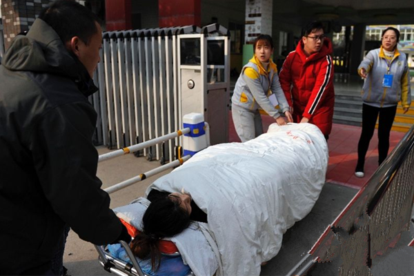 临考前出车祸 带伤参加面试人生的不容易