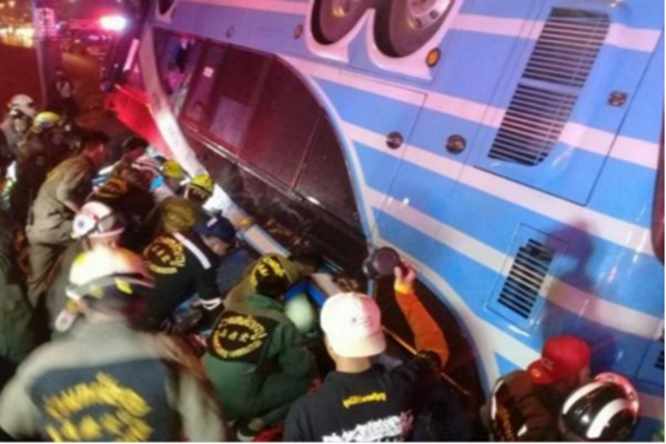泰国双层巴士翻覆 现场照片曝光死伤掺重让人心疼