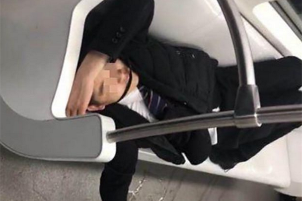 醉酒男子当众便溺 人变成猴子只需一杯酒的时间