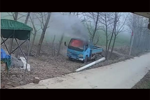 学生玩炮仗点货车 现场视频曝光车子烧毁只剩铁架