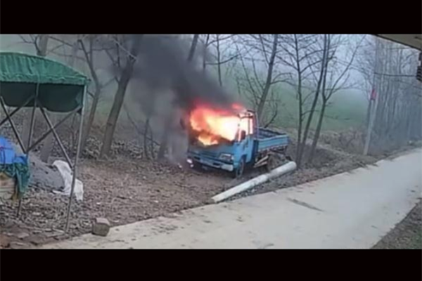 学生玩炮仗点货车 现场视频曝光车子烧毁只剩铁架