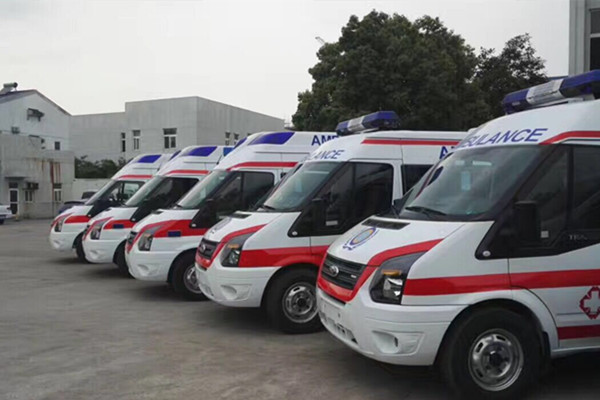 玛莎拉蒂挡急救车 车内出现的情况竟然是这样的