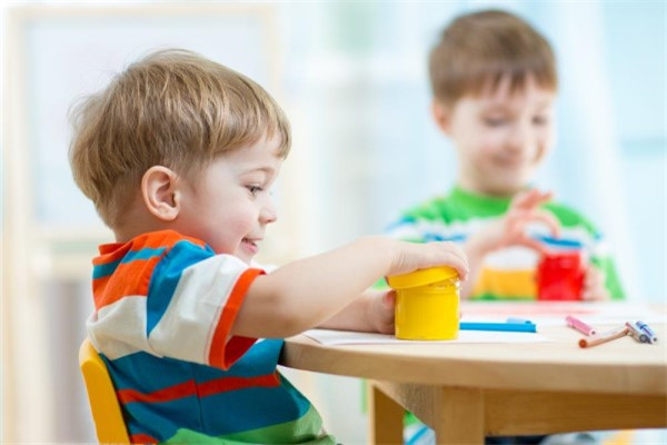 孩子两岁半送幼儿园合适吗 三岁了进园为佳