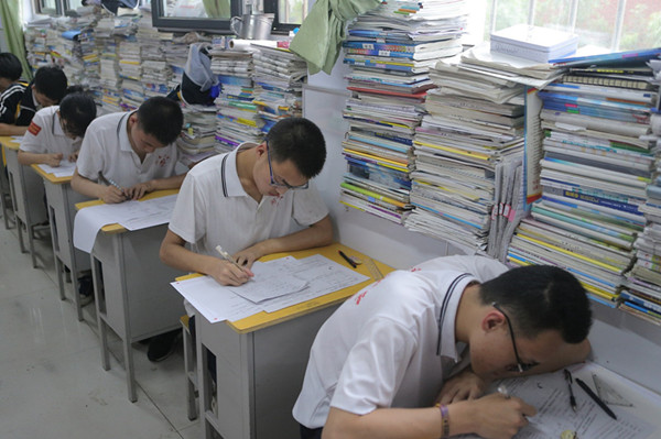 百名学生无法高考 学生怎么会没有学籍呢