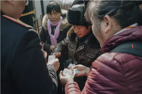 反向春运成为陪伴父母过年的妙招 团圆的方式更多了