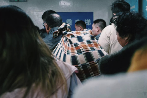 反向春运成为陪伴父母过年的妙招 团圆的方式更多了