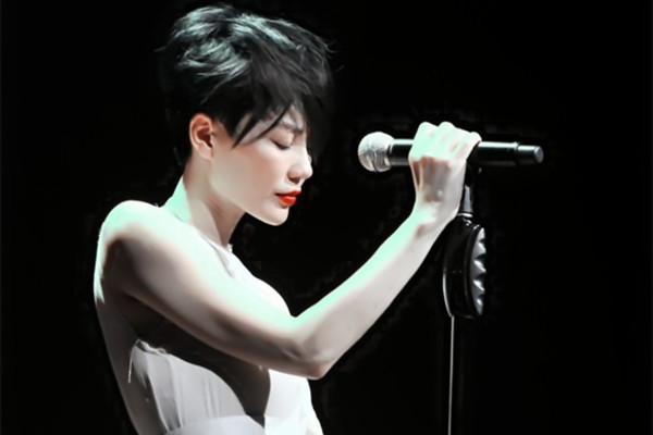 抖音黑夜里不敢点灯是什么歌 容易受伤的女人国语版歌词