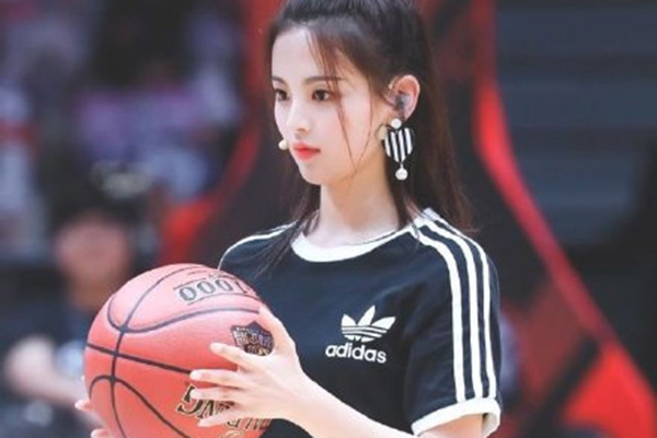 杨超越要参与男篮世界杯抽签 将与科比姚明同框