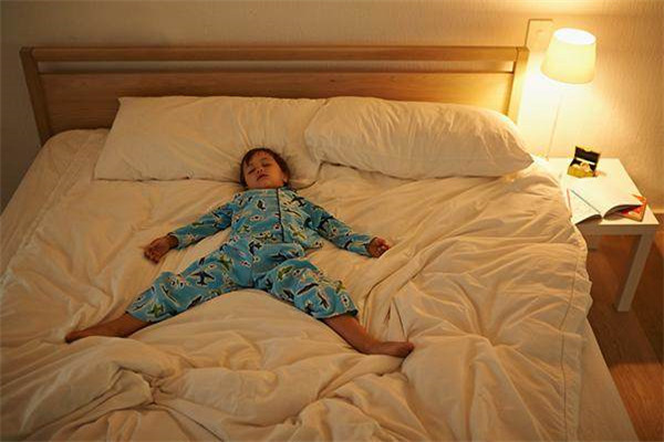 小夜灯影响宝宝睡眠 最好让宝宝关灯睡觉
