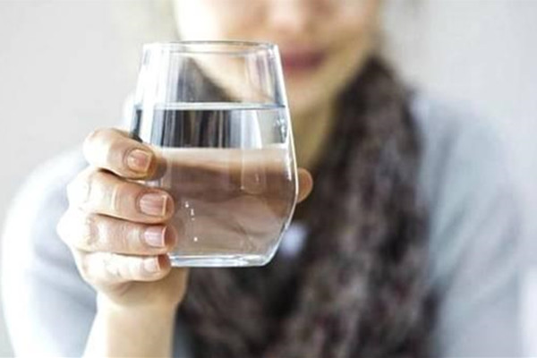 吃饭时能不能喝水 吃饭大量喝水有什么危害